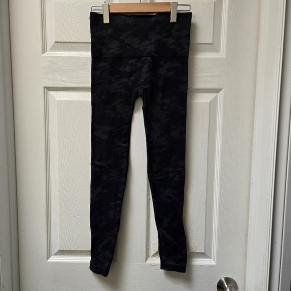 Spanx Look At Me Now Seamless Leggings - Camo - Picture 2 of 6